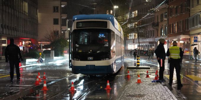 In Zürich wurde ein 80-jähriger Mann bei einem Unfall mit einem Tram verletzt. Tramunfall