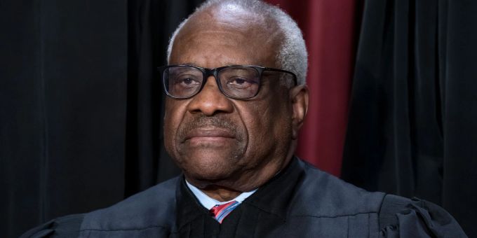 Berichte über teure Geschenke an Supreme-Court-Richter Clarence Thomas hatten eine Ethik-Debatte ausgelöst. Berichte über teure Geschenke an Supreme-Court-Richter Clarence Thomas hatten eine Ethik-Debatte ausgelöst.