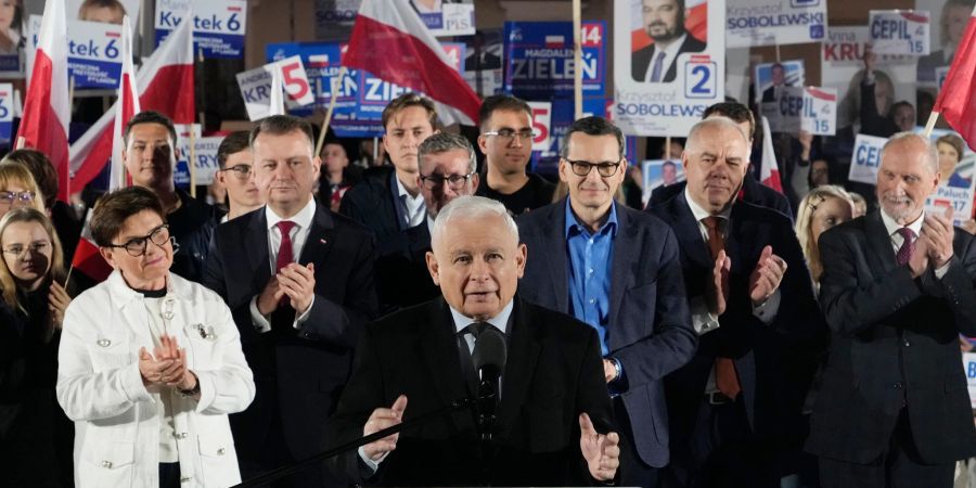 Jaroslaw Kaczynski (M) spricht zu seinen Anhängern während einer Wahlkampfveranstaltung.