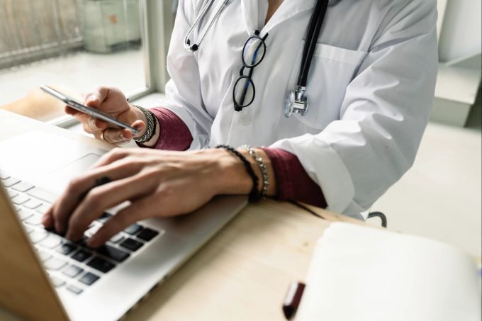 Die Arbeitsbedingungen für Assistenzärztinnen und -ärzte sind laut den Medizinstudenten nicht genügend. Medizin Schweiz