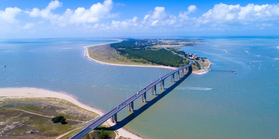 Panoramablick auf die Verbindungsbrücke von Noirmoutier-en-Île