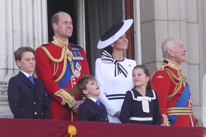 Prinz George (links) zeigte sich bei der Parade begeistert. Hier stehen die Royals auf dem Balkon des Buckingham-Palasts. Royals