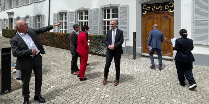 «Der Kran gehört nicht zu uns»: Isaac Reber (mit ausgestrecktem Arm) vor dem frisch sanierten Regierungsgebäude. onlinereports basel