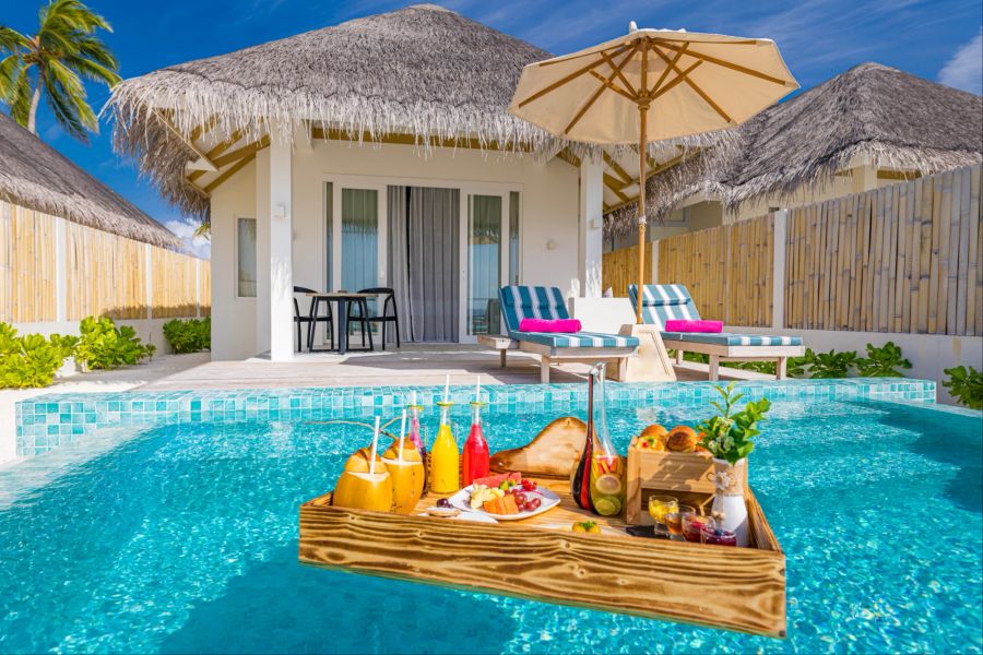 Schöner Luxus-Pool mit floating breakfast tray im Luxushotel: