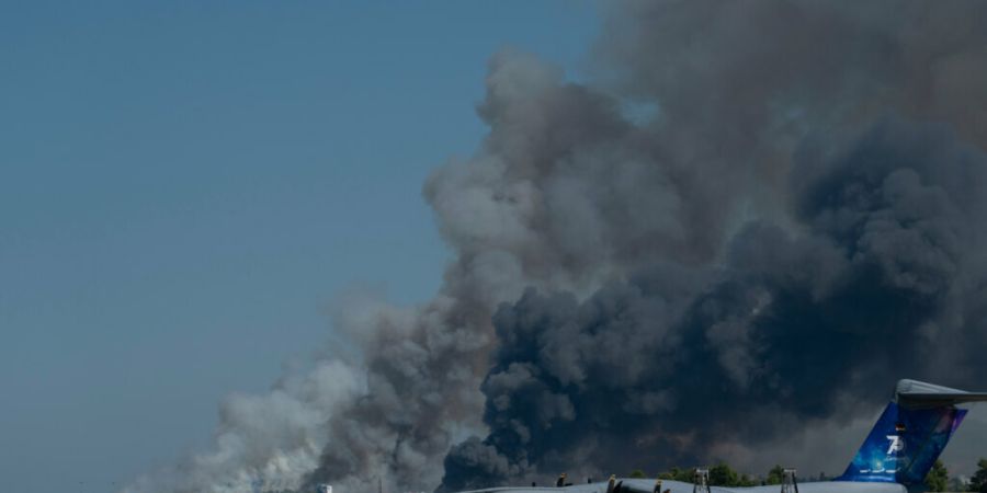 dpatopbilder - Rauch steigt auf, nachdem ein F-4-Phantom-Kampfflugzeug der griechischen Luftwaffe während einer Flugshow abgestürzt ist. Foto: Uncredited/AP/dpa