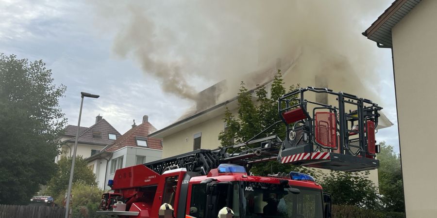 Die Einsatzkräfte bekämpften das Feuer im Dachstockbereich.