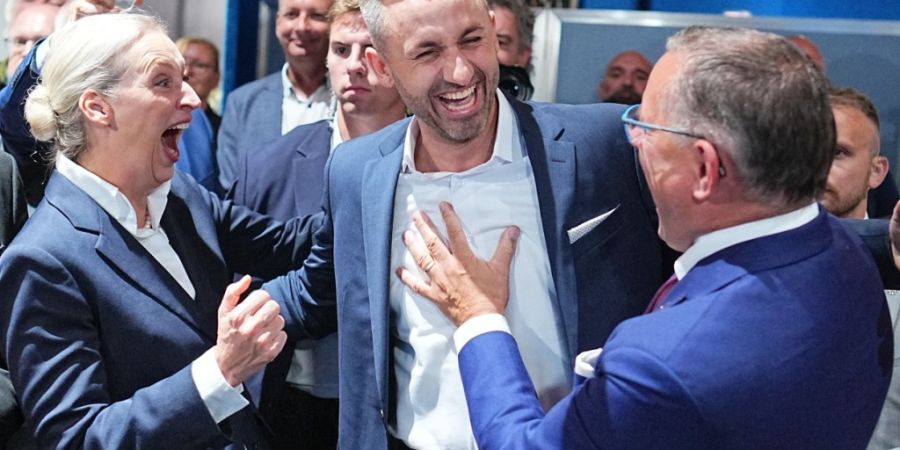 dpatopbilder - Ulrich Siegmund (M, AfD), Spitzenkandidat und Co-Vorsitzender der AfD-Landtagsfraktion Sachsen-Anhalt, jubelt mit Tino Chrupalla und Alice Weidel nach der Prognose. Foto:...