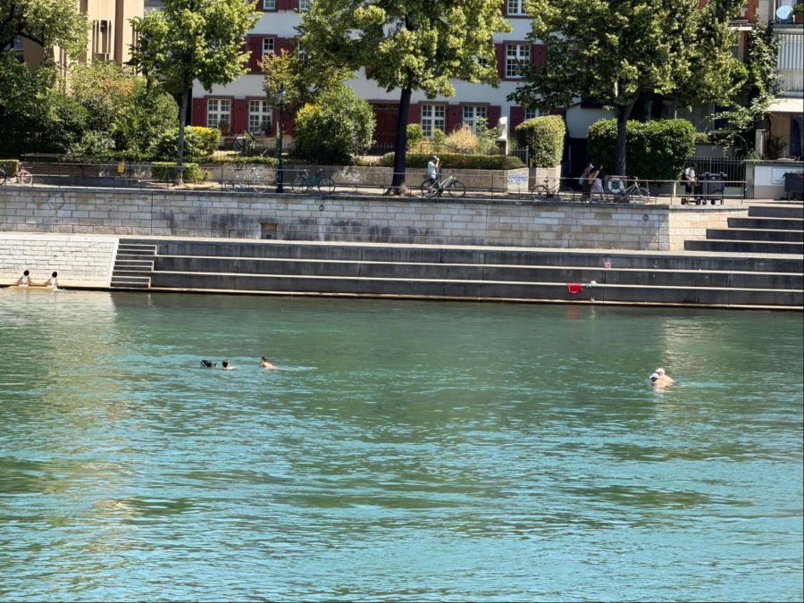 Viele Baslerinnen und Basler bevorzugen deshalb eine Abkühlung im Rhein.