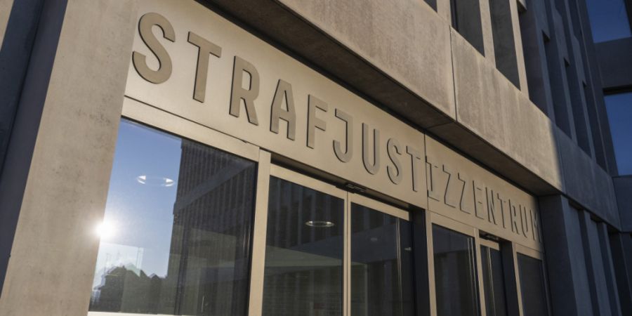 Eine wegen Amtsmissbrauchs beschuldigte Amtsleiterin will vor dem Strafgericht in Muttenz BL keine Aussagen machen. (Archivbild)