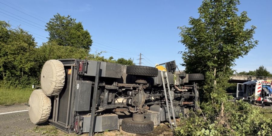 Das Wohnmobil überschlug sich und lag schliesslich auf der Seite.