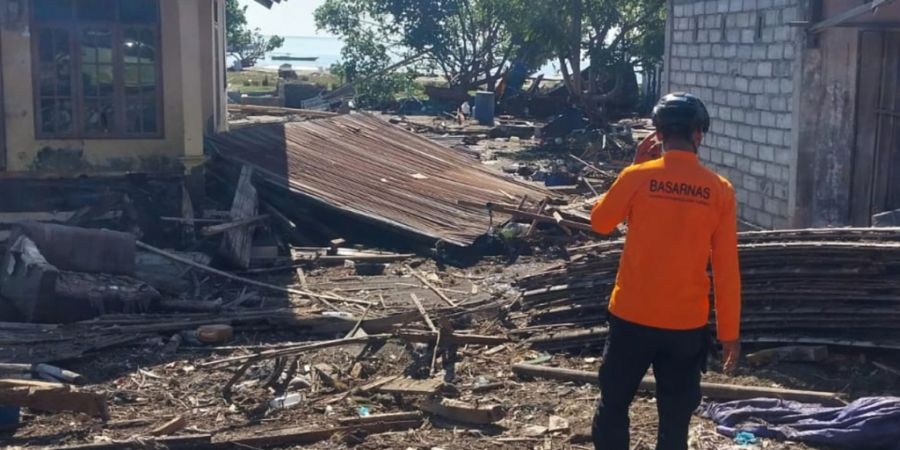 HANDOUT - Auf diesem Foto, das von der indonesischen nationalen Such- und Rettungsbehörde (BASARNAS) veröffentlicht wurde, begutachtet ein Rettungskraft die Erdbebenschäden in einem ...