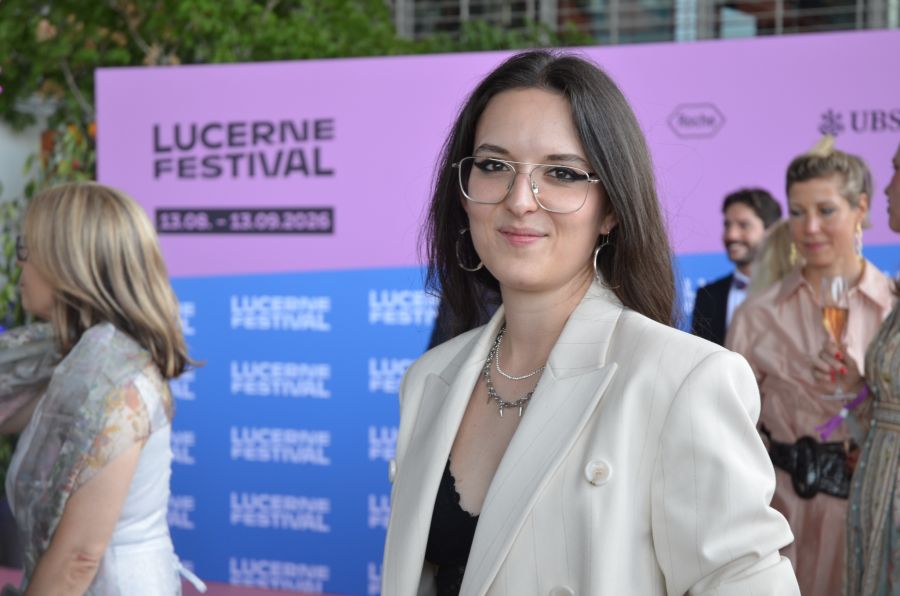 Jung, talentiert und mittendrin: Sängerin Veronica Fusaro mischt sich unter die illustre Festival-Gesellschaft.