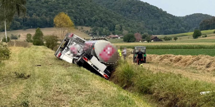 Ein Milchtankwagen ist im schaffhausischen Neunkirch in einem Bachbett gelandet. Der Chauffeur wurde leicht verletzt.