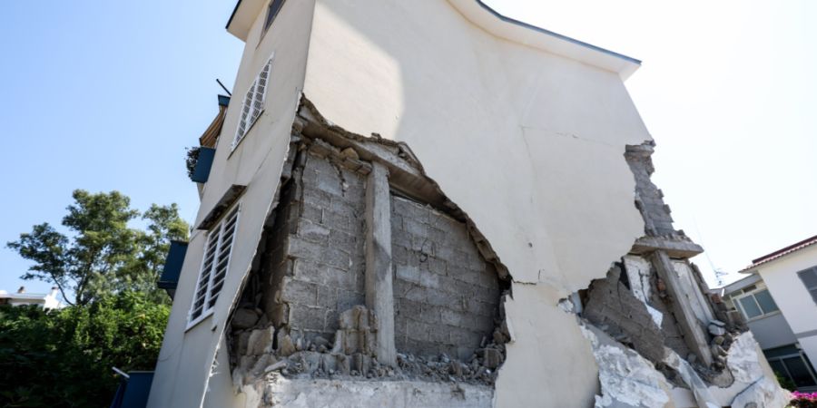Ein stark beschädigtes Haus. Die Küstenstadt war vom stärksten Erdbeben seit 40 Jahren rund um die Großstadt Neapel besonders betroffen. Foto: Alessandro Garofalo/LaPresse via ZUMA ...