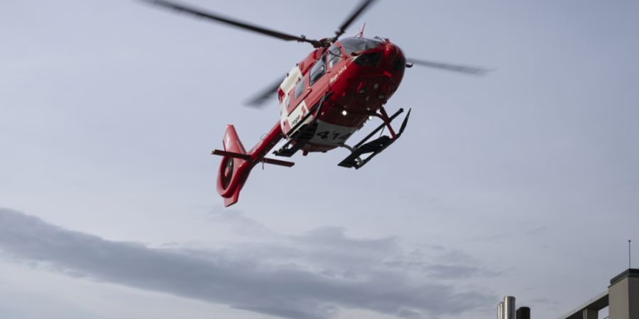 Die Rega flog den Töfffahrer in ein Spital. (Symbolbild)