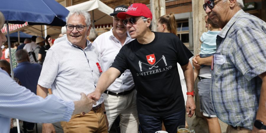 Bundesrat Ignazio Cassis vor seinem Auftritt in Düdingen FR.