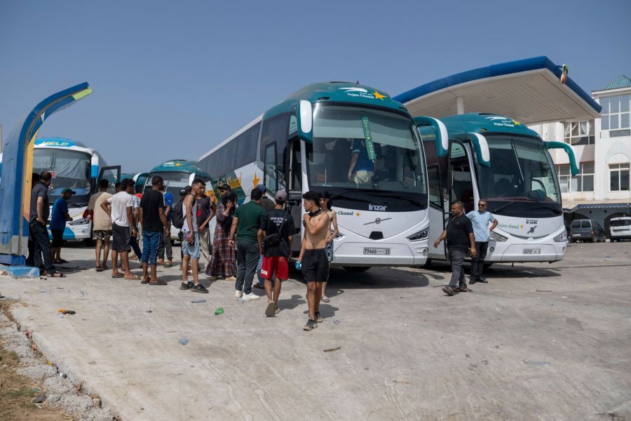 Reisebusse stehen bereit, um zurückkehrende Migranten von Ceuta aus weiter nach Marokko zu bringen.