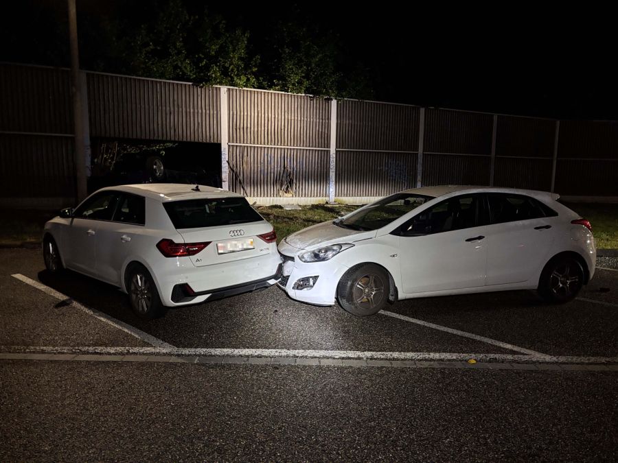 Der Autofahrer kollidierte mit zwei parkierten Autos.