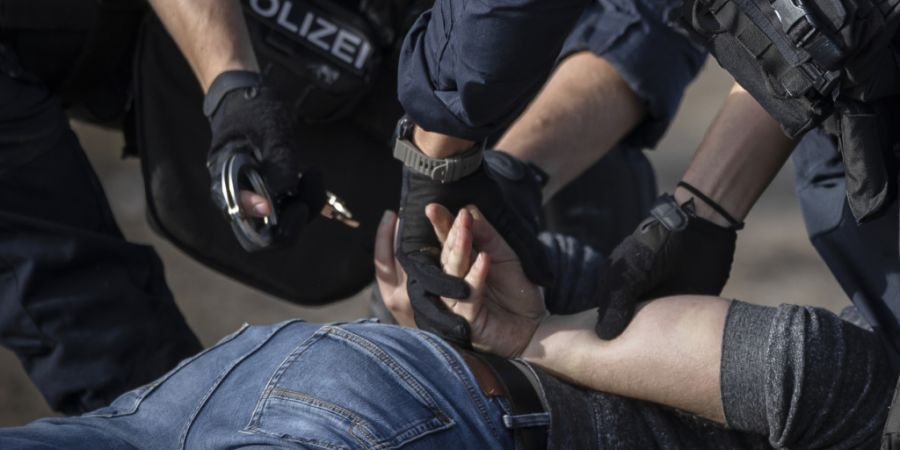 Die Schweiz hat ein 'Ndrangheta-Mitglied nach Italien ausgeliefert. Das Auslieferungsgesuch stammte von der Staatsanwaltschaft im kalabrischen Catanzaro. (Symbolbild)