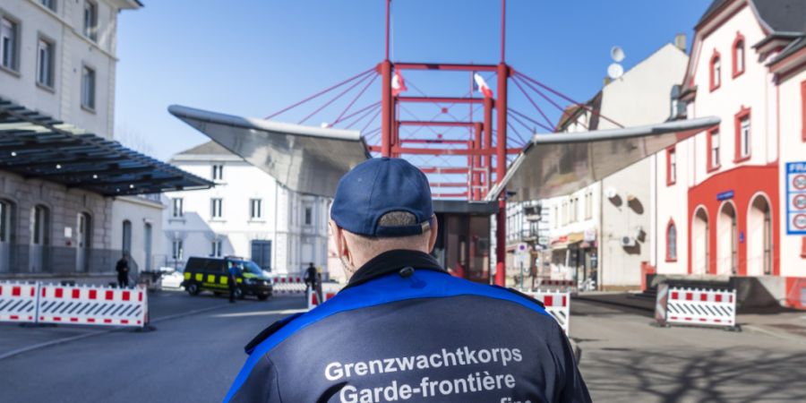 Ein Händlerpaar mit angeblich wertvollem Billigschmuck an Bord ist beim Grenzübergang Lysbüchel in Basel aufgeflogen. (Archivbild)