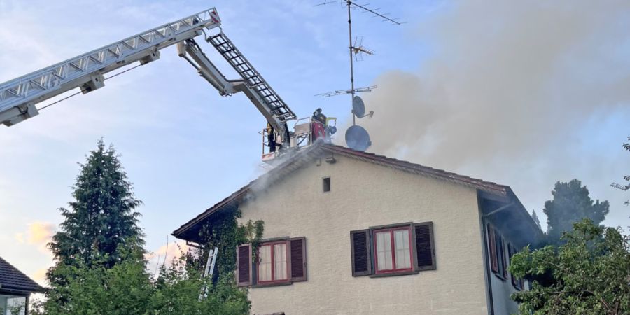 Die Thurgauer Polizei warnt bei der aktuellen Trockenheit vor dem Einsatz von Abflammgeräten gegen Unkraut. In Sirnach musste deswegen die Feuerwehr ausrücken.