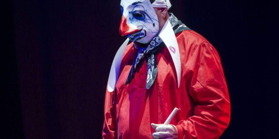 Der bekannte Tambour und Komponist Ivan Kym, hier bei einem Trommelauftritt am Charivari 2025, wird neu Mitglied des Schnitzelbank Comités Basel. (Archivbild)