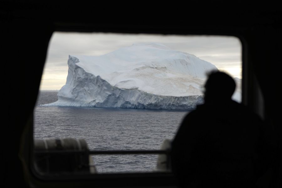 Touristen jubeln – währenddessen bricht ein Stück eines Eisbergs ab.