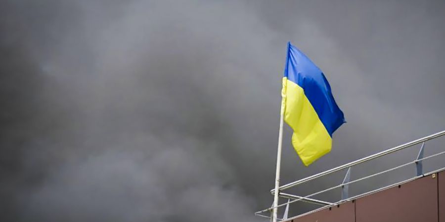 HANDOUT - Auf diesem von der Regionalverwaltung Dnipropetrowsk veröffentlichten Foto weht die ukrainische Flagge, während nach einem russischen Raketenangriff Rauch aufsteigt. Foto: U...