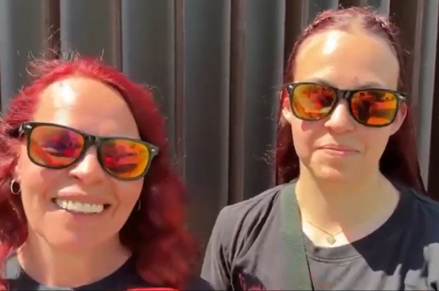 Auch Zinta (53) und Ella (21) fiebern ihren Idolen entgegen – und setzen in der Hitze auf ganz viel Wasser.