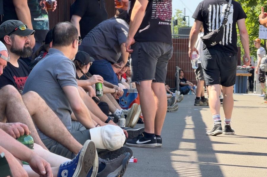 Unzählige Metal-Fans suchen Schutz im Schatten vor der glühenden Sonne.