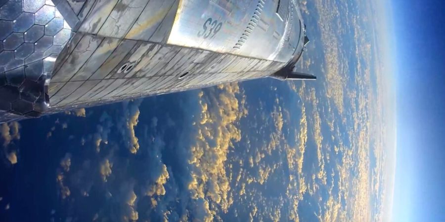 HANDOUT - In diesem Bild aus einem von SpaceX zur Verfügung gestellten Video tritt die «Starship»-Rakete nach dem Start in Texas wieder in die Erdatmosphäre ein. Foto: Uncredited/Sp...