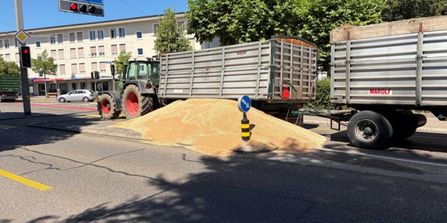 Wegen mehrerer Tonnen Weizen auf der Fahrbahn musste die Stadtpolizei Winterthur die Schaffhauserstrasse sperren.