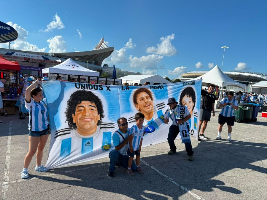 Die Argentinier machen rund um das Stadion Stimmung.