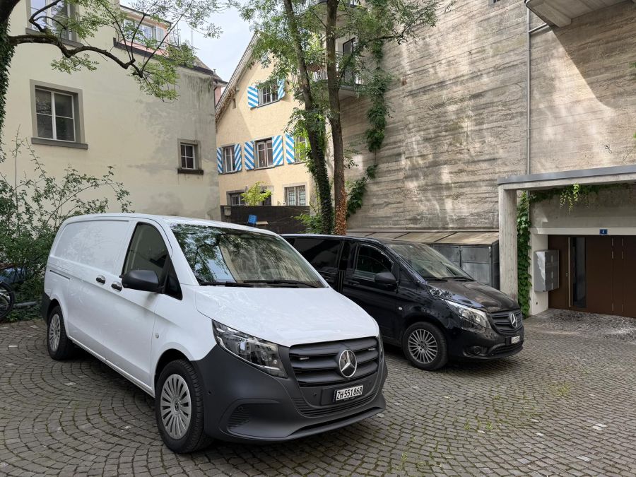 Ein Blick hinter das Zunfthaus: Zwei Autos stehen bereit.