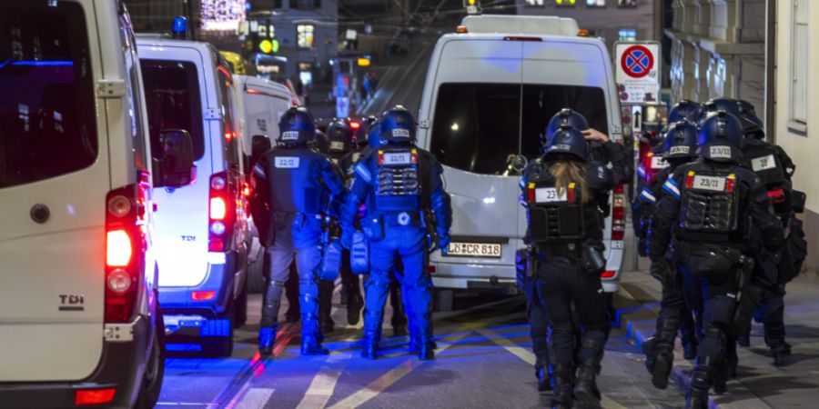 Der Basler Grosse Rat hat die Anti-Chaoten-Initiative zur Ablehnung empfohlen. Die Vorlage fordert unter anderem eine Kostenüberwälzung für Polizeieinsätze bei Demo-Randalen. (Archi...