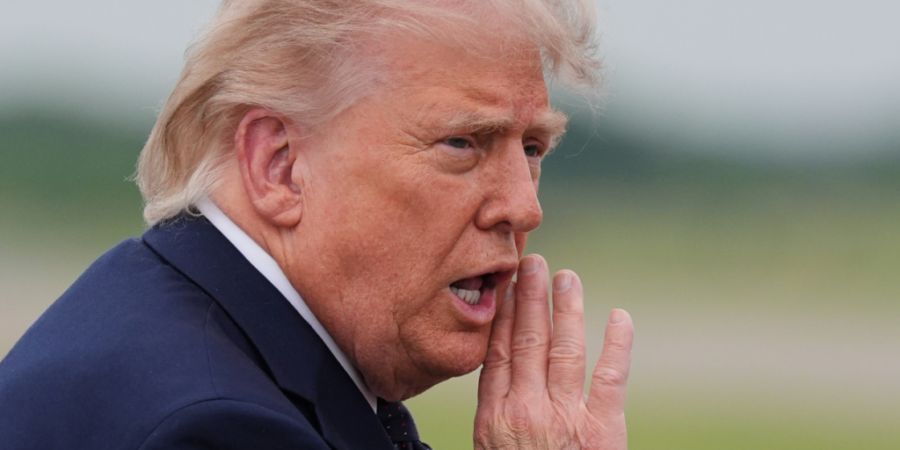 ARCHIV - US-Präsident Donald Trump geht von der Marine One zur der Air Force One auf dem Morristown Airport. Foto: Alex Brandon/AP/dpa