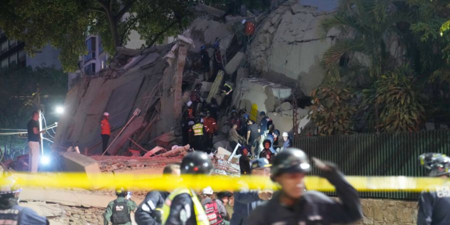 dpatopbilder - Rettungskräfte suchen nach Überlebenden in einem eingestürzten Gebäude nach einem Erdbeben. Foto: Ariana Cubillos/AP/dpa
