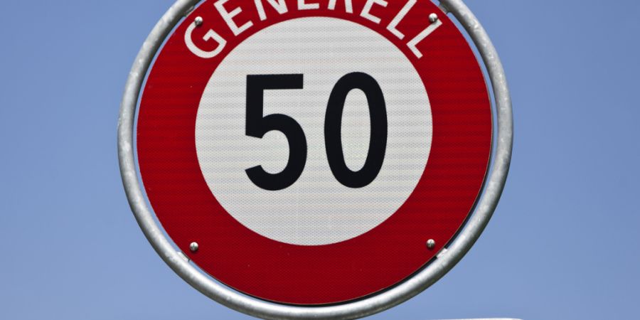 Auf verkehrsintensiven Strassen soll im Kanton St. Gallen innerorts generell Tempo 50 gelten. Dagegen gibt es Widerstand. (Archivbild)