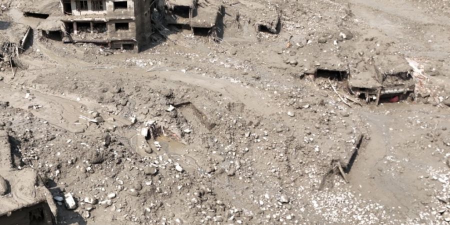 Beschädigte Gebäude und Infrastruktur entlang des angeschwollenen Trishuli-Flusses nach einer massiven Sturzflut. Foto: Skanda Gautam/ZUMA Press Wire/dpa
