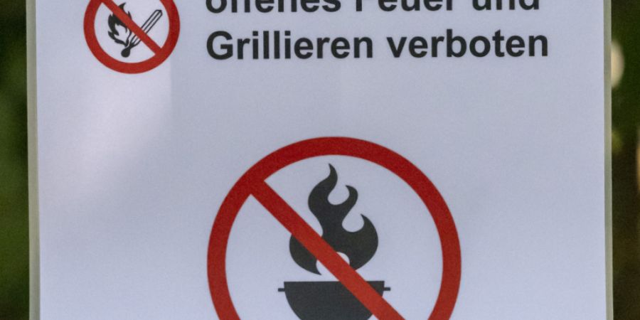 Grillieren ist in beiden Basel wieder möglich - jedoch nicht im Wald und am Waldrand. (Archivbild)