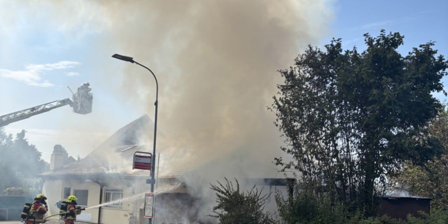 Die Flammen griffen auf ein Einfamilienhaus über.