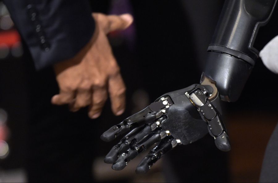 Das Implantat hilft Menschen mit einer Halsmarklähmung, durch Gedanken einen robotischen Handschuh zu steuern. (Symbolbild)
