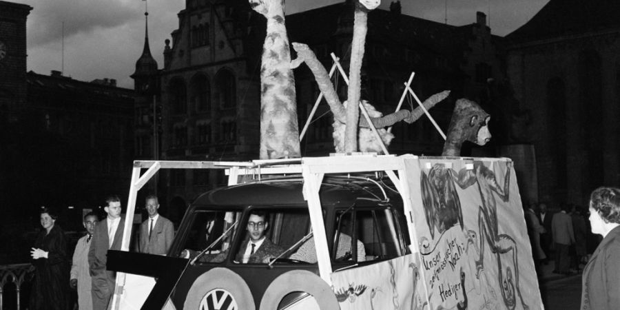 Mit diesem Giraffen-Gefährt demonstrierten Studenten im Juli 1958 gegen die drohende Entlassung des Zoo-Direktors Heini Hediger, der heute als Begründer der modernen Zoos gilt. Er hat...