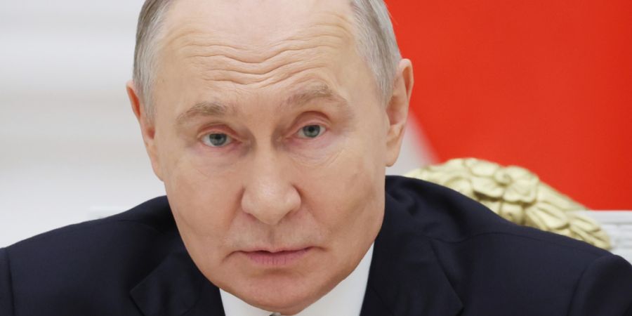 ARCHIV - Der russische Präsident Wladimir Putin leitet im Senatspalast des Kremls in Moskau eine Sitzung mit Teilnehmern der sogenannten militärischen Sonderoperation. Foto: Vyachesla...