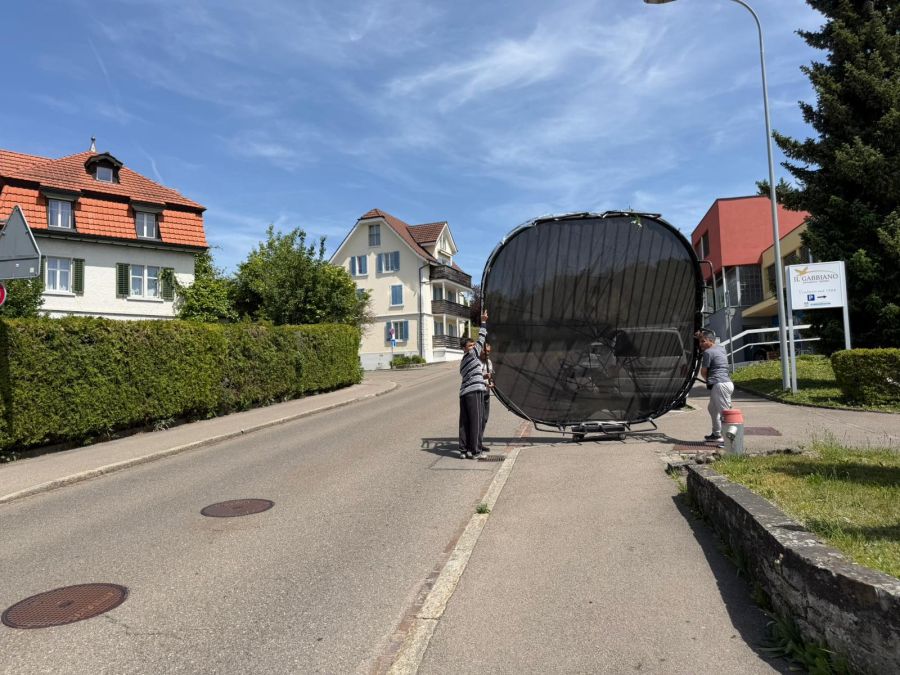 Bei einem Umzug einer Familie muss am Samstagnachmittag auch ein riesiges Trampolin den Garten wechseln.