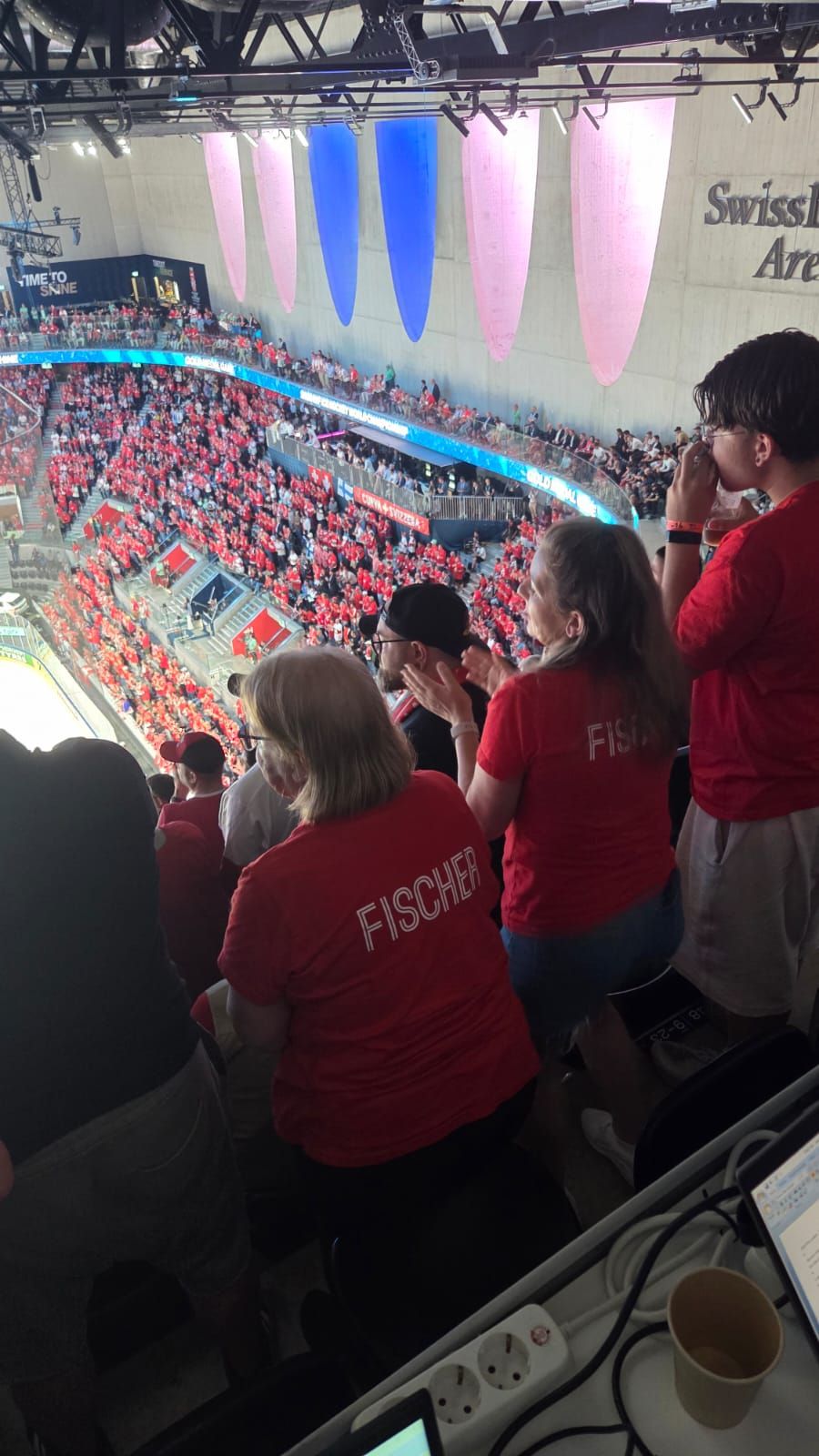 Patrick Fischer ist auf den Shirts dieser Nati-Fans verewigt.