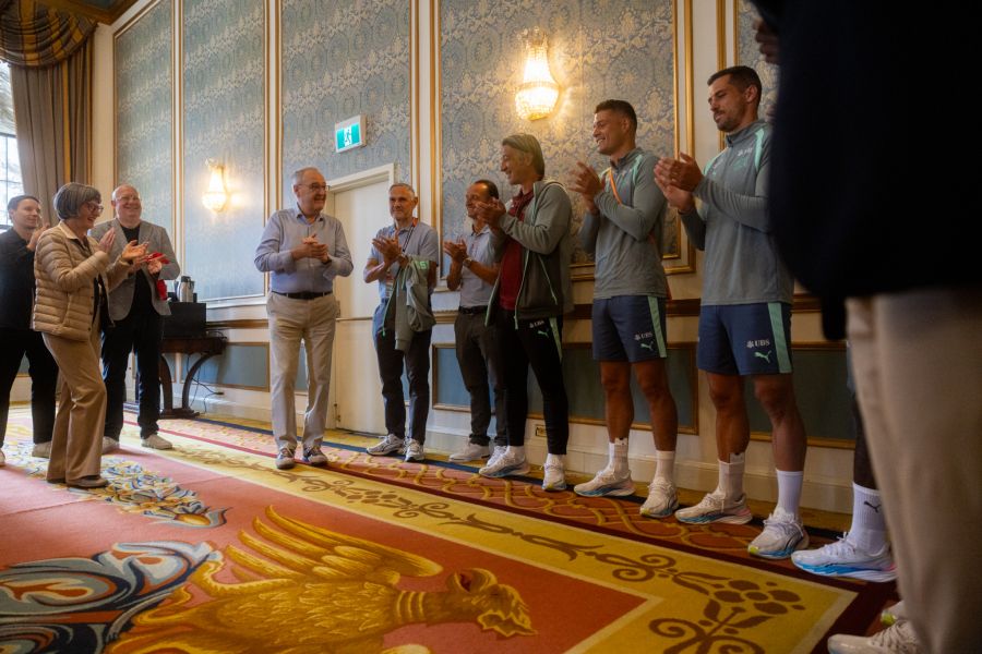 Die Schweizer Delegation verbrachte rund eine halbe Stunde mit Murat Yakin, Granit Xhaka, Remo Freuler, Breel Embolo und Johan Manzambi.