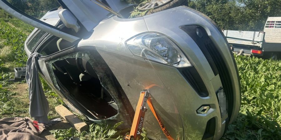 Die Tür des Unfallautos liess sich zunächst nicht öffnen.