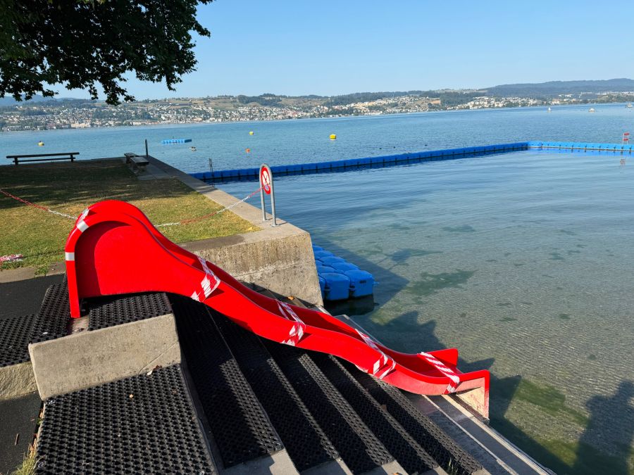 Der Pegel des Zürichsees ist für eine Fahrt mit der Rutsche zu tief.
