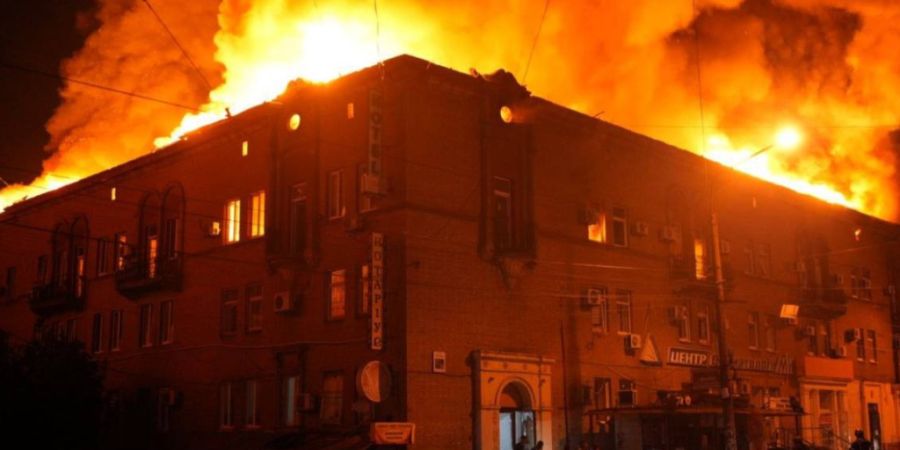 dpatopbilder - HANDOUT - Auf diesem von der Regionalverwaltung Saporischschja zur Verfügung gestellten Foto brennt ein Gebäude nach einem russischen Angriff. Foto: Uncredited/Zaporizh...